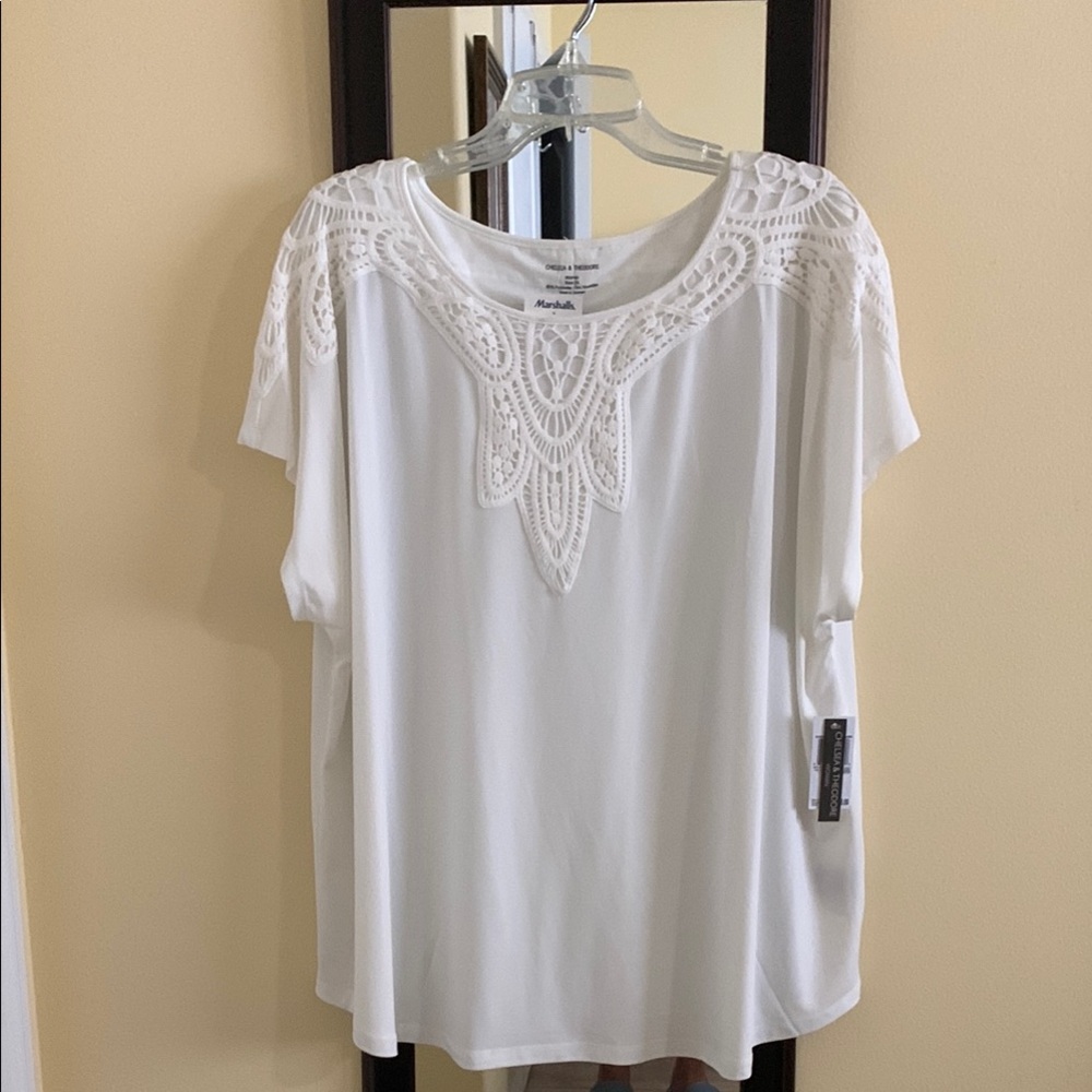 Chelsea & Theodore White Relaxed Short Sleeve Blouse